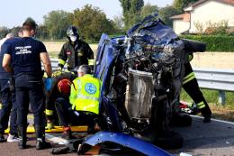 Perde il controllo dell'auto, grave una donna