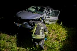Schianto e volo giù dall'argine, auto distrutta