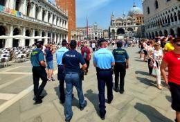 Prende i figli minori e scappa all'estero: arrestato