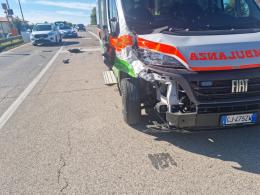 Ambulanza si schianta contro un'auto in tangenziale