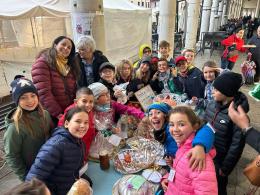 Il mercatino dei piccoli... ambulanti per un giorno, sotto la pioggia!