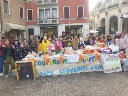 I bambini della scuola Papa Giovanni XXIII al "Mercatino dei Piccoli" 
