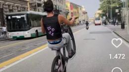 Giovani in bici contro i bus, dietro c'è una tendenza