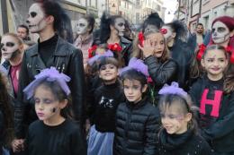 Una grande festa di Halloween in piazza