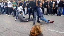 Bloccano il traffico per protesta, la gente li trascina via