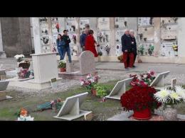 I cittadini ricordano i propri defunti