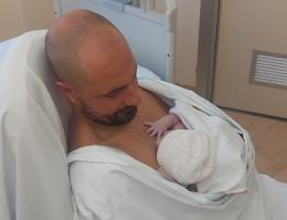 Pelle a pelle di pap&agrave; Daniele con la piccola Rosa