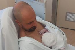 Mamma sotto i ferri, pelle a pelle con la neonata va papà