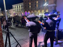 Folletti, maghi e mariachi: in centro è già scoppiato il Natale
