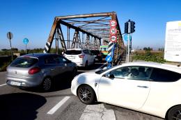 Schianto sul ponte, tutti bloccati, coda infinita