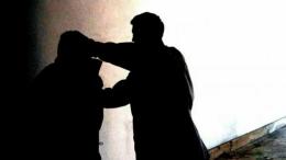 Il prof rimprovera il ragazzo: presto a testate dal padre, è ferito