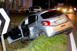 Schianto e auto distrutte, due feriti
