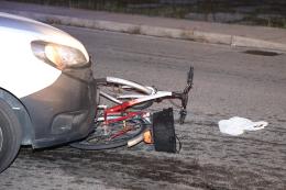 Schianto auto - bici, ciclista in fin di vita