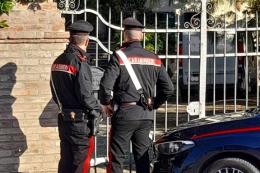 Perseguita la madre, sfonda la finestra e le entra in casa