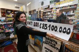 Gioca 3 euro, vince 85 milioni: esplode la festa
