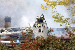Fiamme nella corte, arrivano i pompieri