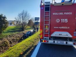 Suv esce di strada, due donne in pronto soccorso