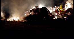 Inferno in un'azienda, a fuoco 120 rotoballe