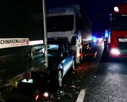 Auto schiacciata tra due camion: ferita una ragazza