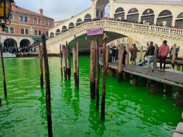 Un altro sfregio a Venezia: acqua verde in Canal Grande 