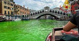 Acqua verde sotto a Rialto: tre persone via da Venezia per quattro anni