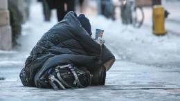 Gelo nella notte, la polizia locale soccorre i senzatetto