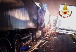 Inferno in A4, schianto tra 5 camion, un morto