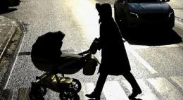 Investe il passeggino e scappa