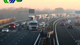 Tir sbanda e perde il carico, tragedia sfiorata