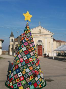 Colorato e fatto a mano il primo albero in frazione
