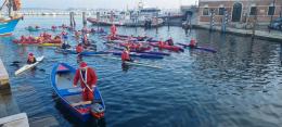 Babbi Natale in canoa