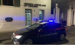 Assalto al bancomat, i ladri scappano col bottino
