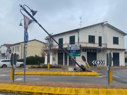 Capodanno col botto: schianto contro il palo