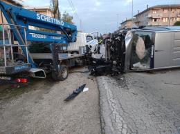 Furgone impatta contro un mezzo, c'è un ferito grave