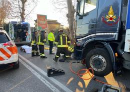 Ciclista investito da un camion: è gravissimo