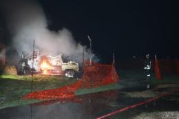 Camper a fuoco in un cortile