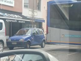 Bus in Corso centra un'auto e la distrugge