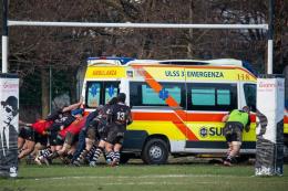 Tutti in mischia per "salvare" l'ambulanza