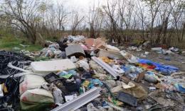 Enorme discarica illegale di fianco al canale d'irrigazione
