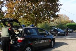 Straniero fermato con in auto droga e armi