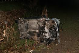 Spaventoso volo fuori strada: auto distrutta, due in ospedale