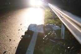 Investito e ucciso al buio, senza fanali: conducente assolto