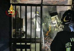 Esplode il garage, i pompieri salvano la villetta