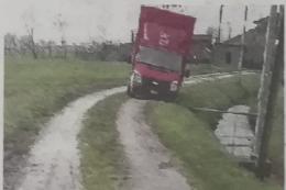 Strada rovinata, il corriere rischia