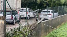 Vento e pioggia abbattono due pali del telefono