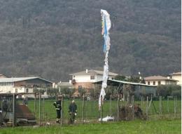 Tocca i cavi col parapendio, pilota muore folgorato