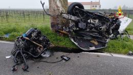 Si schianta sull'albero, auto tranciata a metà: miracolati