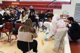 La polizia scientifica entra in classe