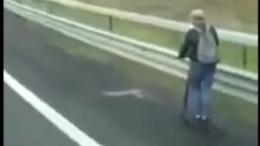 Follia in A4: in autostrada in monopattino