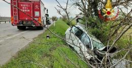 Auto distrutta in Transpolesana, ferita una persona